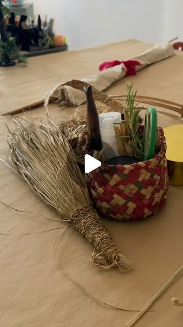 Fibras naturais, cestaria em empreita e ferramentas sobre papel kraft