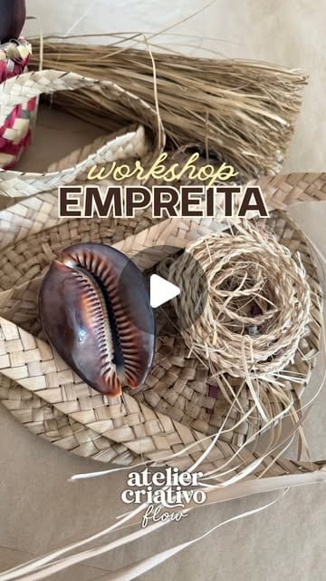Peças de empreita e uma concha sobre uma esteira de palma, no workshop de empreita